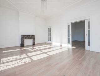 Dit prachtige appartement is gelegen in een statig en klassevol gebouw op de Keyserlei, op een absolute toplocatie in het hart van Antwerpen. Het gebouw is voorzien van een modern badgesysteem en een lift die u comfortabel naar de hoger gelegen verdiepingen brengt.
Bij binnenkomst wordt u verwelkomd in een stijlvolle inkomhal met authentieke marmeren vloer. De klassieke keuken is volledig uitgerust met een vaatwasser, koelkast, gasfornuis, oven en combi-oven en sluit naadloos aan op de lichte eetkamer. Vanuit de eetkamer betreedt u de indrukwekkende, gebogen leefruimte, waar grote raampartijen zorgen voor een aangename lichtinval en een prachtig zicht op het Centraal Station.
Het appartement beschikt over vier ruime slaapkamers en drie badkamers. De royale masterbedroom vormt een bijzonder comfortabele privéruimte met een ensuite badkamer en een eigen dressing. Daarnaast is er een afzonderlijke wasruimte voorzien, uitgerust voor zowel een wasmachine als droogkast.
Een unieke combinatie van ruimte, karakter en een topligging, met het Centraal Station letterlijk als decor.
Gelegen in het hartje van de stad. Dichtbij de winkels, het nieuwe Operaplein, het Centraal Station en de Diamantwijk. Aan openbaar vervoer geen gebrek. Maar ook voor de wagen is een parkingmogelijkheid om de hoek. Kortom, een toplocatie!