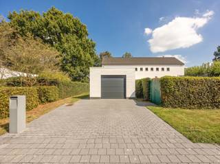 <strong>Moderne woning met 5 slaapkamers op een perceel van 1170 m², rustig gelegen in een doodlopende straat. Epc-label: C<br /><br />Ligging: </strong>achteraan in een doodlopende straat nabij het centrum<br /><br /><strong>Indeling:</strong> inkomhal, toilet, vestiaire, woonkamer, keuken, wasplaats, 5 slaapkamers, badkamer, garage, kelder, zolder<br /><br /><strong>Omschrijving:</strong> moderne woning (architect Paul Schellekens 1997) op een perceel van 1170 m², gelegen in de speelkaartenwijk, een rustige verkeersarme verkaveling nabij het centrum van Turnhout. De Jokerstraat en de achterliggende Azenstraat vallen op door de moderne architectuur van de woningen met een vlotte autovrije fietsverbinding naar de ring. De woning heeft een bewoonbare oppervlakte van +/- 280 m² en met 5 slaapkamers is deze woning ideaal voor grotere gezinnen. <br /><br />De woning heeft veel potentieel maar moet hier en daar worden opgefrist, denken we aan schilderwerk, opschuren parketvloeren, ...<br /><br /><strong>Benedenverdieping</strong> met inkomhal met vestiaire en toilet, gezellige woonkamer met open trap, voleiken parketvloeren en een inbouwhaard die de woonkamer scheidt van een bureau. Veel ingemaakt kastwerk en speakerbekabeling. Gesloten keuken met kastwerk en toestellen. Aansluitende wasplaats met toegang naar de kelder. De woning is volledig onderkelderd met tevens een aparte toegang voor fietsen. Inpandige garage met automatische poort. Nieuwe Cv op gas. Hier kunnen makkelijk 2 wagens achter elkaar staan. <br /><br />De <strong>bovenverdieping</strong> heeft een ouderslaapkamer en 4 kinderkamers allen met ingemaakte kasten. De badkamer, te vernieuwen, is voorzien van een ligbad, douche en een badkamermeubel. Via de badkamer een vaste trap naar de zolderberging. Een gedeelte hiervan zou kunnen dienen als speelkamer.<br /><br />Rondom de woning een grote tuin waar je de ganse dag kan genieten van zon en privacy.<br /><br /><strong>Epc-score:</strong> 254 kWh/m² (label C)<br /><br /><strong>Bijzondere informatieplicht:</strong> in aanvraag