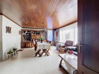 <p><span><span><strong>Unieke Hoeve in landelijk Wieze!</strong></span><br /><br />Op zoek naar een woning met karakter, ruimte en tal van mogelijkheden? In het landelijke </span><strong><span>Wieze, deelgemeente van Lebbeke</span></strong><span>, bevindt zich deze bijzondere eigendom in de straat 'Rooien', te midden van uitgestrekte groene velden en een prachtig open landschap.</span></p>
<p><span>De eigendom bestaat uit twee aanpalende woningen die aan de straatzijde afzonderlijk herkenbaar zijn, maar binnenin één mooi geheel vormen. Het geheel ademt vandaag de sfeer van een authentieke hoeve, met een gezellige binnenkoer en een bijzonder ruime indeling. Zowel vanuit de binnenkoer als vanuit de lichtrijke veranda geniet u van mooie vergezichten over het omliggende groen en de landelijke omgeving.</span></p>
<p><strong><span>Een eigendom met ruimte in overvloed en mogelijkheden die u zelf verder kunt invullen!</span></strong></p>
<p><span>Via de <strong>ruime inkomhal</strong> van het hoofdgebouw bereikt u aan de rechterzijde de <strong>gezellige leefruimte</strong>, met plaats voor een comfortabele zithoek en een eetkamer. Aansluitend bevindt zich de <strong>geïnstalleerde keuken met ontbijthoek</strong>. Vanuit de keuken is er toegang tot <strong>een eerste doucheruimte met inloopdouche, lavabo en toile</strong>t, evenals tot <strong>een ruime slaapkamer</strong>. Deze geeft op haar beurt uit op <strong>een grote berging</strong> die rechtstreeks aansluit op de <strong>garage/werkplaats</strong>.</span></p>
<p><span>Aan de linkerzijde van de inkomhal bevinden zich nog een slaapkamer, een bijkomende kamer die momenteel als extra eetkamer is ingericht maar evengoed als slaapkamer of hobbyruimte kan dienen, een praktische bergruimte voor fietsen en ander materiaal en <strong>een tweede badkamer</strong> <strong>met lavabo, douche en toilet</strong>.</span></p>
<p><span>Zowel vanuit de inkomhal als vanuit de berging is er toegang tot de </span><strong><span>lichtrijke veranda</span></strong><span>, waar u in alle rust kunt genieten van het zicht op de binnenkoer en het omliggende landschap.</span></p>
<p><span>Ook boven is er heel wat ruimte aanwezig. <strong>De ruime zolder is bereikbaar via een vaste trap vanuit de hal</strong>. Een aanzienlijk deel ervan werd reeds ingericht als nachthal en slaapkamer, wat bijkomende mogelijkheden biedt voor wie extra slaap- of hobbyruimte wenst.</span></p>
<p><span>Buiten beschikt de eigendom over <strong>een grote tuin </strong>achter de garage/werkplaats, waar u volop kunt genieten van de rust, de privacy en het landelijke karakter van deze omgeving.</span></p>
<p><strong><span>Ook op het vlak van mogelijkheden heeft deze eigendom heel wat te bieden.</span></strong><span> Denk bijvoorbeeld aan een renovatieproject waarbij u het bestaande geheel verder naar eigen smaak en behoeften vormgeeft, een mogelijke kangoeroewoning of een andere invulling op maat van uw plannen. Ook een grondige herontwikkeling kan het overwegen waard zijn, afhankelijk van de mogelijkheden die de stedenbouwkundige voorschriften en de bevoegde overheid toelaten.</span></p>
<p><span>Deze eigendom is dan ook bijzonder interessant voor wie op zoek is naar een ruime woning met karakter, een project met potentieel of een plek waar wonen en landelijk genieten hand in hand gaan.</span></p>
<p><strong><span>Bent u benieuwd naar de mogelijkheden van deze veelzijdige eigendom?</span></strong></p>
<p><span>Voor meer informatie en/of een bezoek, contacteer uw vastgoedkantoor </span><strong><span>KURTIMMO</span></strong><span> via </span><span>info@kurtimmo.be</span><span> of 0476 076 993.</span></p>