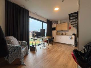 Deze ruime gerenoveerde studio is gelegen in Heverlee, aan de zuidkant van de bruisende studentenstad Leuven. De studio is de perfecte uitvalsbasis voor studenten verbonden aan de Arenbergcampus, de faculteiten van de wetenschappen, het interuniversitair onderzoekscentrum van IMEC en de UC Leuven-Limburg. Naast deze onderwijsvoorzieningen zijn tal van faciliteiten in de nabijheid te vinden: sportkot, supermarkten, openbaar vervoer (station Heverlee &amp; Leuven), Leuven Centrum…<br /><br />De gemeubelde studio, gelegen op de tweede en derde verdieping, biedt u een leefruimte met ingerichte keuken, badkamer en slaapkamer op de bovenste verdieping en een terras. <br /><br /><span><strong>Voor meer info of een afspraak 016 229 228 - verhuur@connect-immo.be</strong></span><br /><br />Beschikbaar vanaf 01/07/2026<br />Huurprijs: €855 + 50€ provisie (gemeenschappelijke kosten, internet en verwarming) + water en elektriciteit privatief <br />EPC: 99 kWh/m2jaar - 3205474