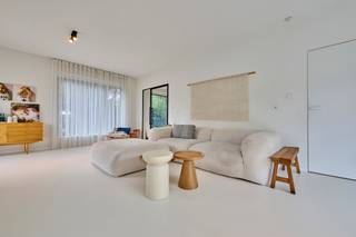 <p><strong>Prachtig vernieuwde villa op een rustige ligging in Genk<br /></strong>Deze instapklare en grondig vernieuwde woning op een perceel van 11a 68ca is gelegen Wennel 15 in Genk en combineert hedendaags comfort met een doordachte indeling. Dankzij de rustige ligging en de mooie inplanting op het perceel geniet je vanuit de leefruimtes van een aangenaam zicht op de tuin. De woning werd de voorbije jaren volledig gestript en heropgebouwd. Zo zijn onder andere volgende zaken aangepast: ramen en deuren, pleisterwerk, verwarming, een vernieuwd en geïsoleerd dak, zonnepanelen, technieken, …. <br /><br />Achter de verzorgde gevel bevindt zich een verrassend ruime woning met een bewoonbare oppervlakte van 304<span>m² (bron EPC).</span> De wooneenheid heeft een praktische indeling, ideaal voor gezinnen of voor wie wonen en werken wil combineren.<br /><br /><strong>Gelijkvloers:</strong><br />Via de ruime inkomhal betreden we de woning. Op het gelijkvloers werd overal gekozen voor een stijlvolle witte gietvloer, die doorloopt in de trap en zorgt voor een strak en modern geheel. De lichtrijke leefruimte sluit aan op de prachtige leefkeuken. Deze keuken is een echte eyecatcher en beschikt over een groot eiland, een volledige kastenwand en kwalitatieve toestellen van degelijke merken. Aansluitend bevindt zich de ruime eetplaats met een mooi zicht op de zonovergoten tuin. Verder is er nog een bureelruimte (kan ook dienen als extra slaapkamer), een apart toilet en een bijkeuken met wasplaats en technische installatie.</p>
<p>De woning beschikt grotendeels over vloerverwarming in de leefruimte en in de keuken. Daarnaast is de woning uitgerust met airconditioning in de eetruimte voor extra comfort.<br /><br /><strong>Verdieping:</strong><br />Op de verdieping bevindt zich de ruime masterbedroom met een ensuite badkamer, uitgerust met een prachtig vrijstaand bad. Verder zijn er twee grote kamers waarvan 1 nog beperkt verder dient afgewerkt te worden. Ook is er nog een aparte, ruime badkamer.<br /><br />De woning beschikt bovendien over een ruime kelder die ideaal is als opslagruimte, hobbykamer of werkplaats.</p>
<p>Het EPC van de woning is gunstig met label B. De elektriciteit is conform de strenge wetgeving. De verwarming is op aardgas (deels vloerverwarming). Het asbestattest is voorhanden (2 asbestmaterialen en kan bekeken worden onder downloads).<br /><br /><strong>Troeven:<br /></strong>- Volledig vernieuwde ramen<br />- Vernieuwd, geïsoleerd dak<br />- Alle technieken vernieuwd<br />- Verwarming op aardgas + airconditioning aanwezig<br />- Aangelegde tuin met rustige ligging + ruime parkeergelegenheid<br /><br />Ben je op zoek naar een instapklare, moderne woning met veel ruimte en de mogelijkheid om wonen en werken te combineren? Neem dan vandaag nog contact op voor een bezoek.<br /><br />Wij ontzorgen je ook voor de <strong>verkoop </strong>van je <strong>huidige woning</strong>! Voor meer uitleg helpen we je graag verder.</p>