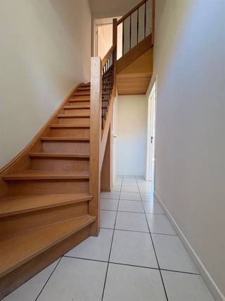 <p><span>Sympathieke woning in een oase van rust middenin centrum </span></p><p><span> </span></p><p><span>Deze woning is gelegen op het verkeersvrij woonerf "Hof van Gorus".</span></p><p><span>Middenin het centrum en toch enorm rustig en in een groene omgeving.</span></p><p><span>Indeling : inkomhal, lichtrijke living met open ingerichte keuken (boven- en onderkasten, fornuis, dampkap, koelkast), aparte toilet,</span></p><p><span>2 slaapkamers, badkamer met douche. </span></p><p><span>De woning beschikt over een privaat terras/koer en over een gemeenschappelijke binnentuin die onderhouden wordt</span></p><p><span>door de eigenaar. </span></p><p><span>Fietsen kan u plaatsen in een gemeenschappelijke bergruimte.</span></p><p><span>Gemeenschappelijke kosten : € 30 per maand.</span></p><p><span>Onmiddellijk beschikbaar</span></p><p><span> </span></p><p><span>Info of een bezoek ter plaatse contacteer Immo Twins 052/55.55.55 of info@immotwins.be </span></p><p><span> </span></p>