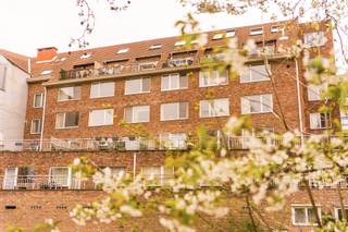 <p><span>Instapklaar, totaal gerenoveerd appartement met een prachtig zicht op de Kruidtuin, zeer rustig gelegen net binnen de stadsring .</span></p><p><span>Op de 3de verdieping aan de achterzijde van residentie Beiaard bevindt zich dit zeer gezellig en vooral lichtrijke appartement.</span></p><p><span>In de gemeenschappelijke hal bevindt zich een aparte vestiaire/bergruimte met de warmwaterboiler en elektriciteitskast.</span></p><p><span>Via de open, ingerichte keuken met naastliggende compacte badkamer, voorzien van douche, toilet en lavabomeubel, kom je in de open leefruimte met prachtig zicht op de "Kruidtuin" en de "Dijle". </span></p><p><span>Hier is een ingemaakte kast voor het plaatsen van wasmachine en droogkast. </span></p><p><span>De slaapkamer, eveneens met uitzicht op het stadspark heeft een oppervlakte van 15m².</span></p><p><span>Gemeenschappelijke fietsenberging is aanwezig. Het appartement is deels gemeubeld (salon, Tv-meubel, Slaapkamer (Dubbel bed met bediening voor lattenbodem, grote schuifdeurenkast)</span></p><p><span>Zeer goede ligging op wandelafstand van bus-en treinstation, winkels en scholen! </span></p><p><span>Ook ideaal als investering.</span></p>