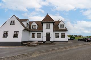 Contacteer Simon op het nummer 0498123708 of simon@vicusvastgoed.beDe kantoorruimte is momenteel verhuurd.In Torhout bevindt zich dit instapklaar...