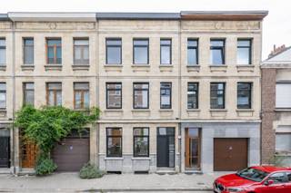 <p><span>Woning in wijk Kriekenhof met 4 SLK's en 2 BDK's</span></p><p><span> </span></p><p><span>In de fijne familiebuurt Kriekenhof te Deurne staat deze hoogwaardig gerenoveerde woning te koop. De renovatie combineert een moderne afwerking met behoud van authentieke elementen. Alle kamers zijn voorzien van parket.</span></p><p><span> </span></p><p><span>Indeling:</span></p><p><span> </span></p><p><span>Op het gelijkvloers vindt u een mooie lichtrijke leefruimte met een prachtige open keuken, een gastentoilet en toegang tot de stadstuin.</span></p><p><span> </span></p><p><span>De eerste en tweede verdieping zijn identiek ingedeeld. Elke verdieping beschikt over twee ruime slaapkamers, een badkamer met inloopdouche en een klein terras met bergruimte.</span></p><p><span> </span></p><p><span>Verder is er ondergronds nog een ruime kelder.</span></p><p><span> </span></p><p><span>Extra:</span></p><ul><li><span>Goede EPC-score: 150</span></li><li><span>Asbestveilig</span></li></ul>