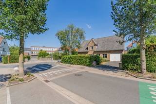 Deze 4 slaapkamer woning met tuin en inpandige garage is gelegen in een aangename residentiële wijk vlakbij de Sint-Kristoffelkerk. Een stevige woning die mits een totaalrenovatie terug tot zijn recht kan komen. Recent werden de ramen op het bovenste verdiep vernieuwd. <br /><br />Indeling als volgt; inkomhal, toilet, living, keuken, slaapkamer/bureau, kelder, garage. <br />Verdieping: Slaapkamer 2, 3, 4, badkamer. Tenslotte nog een bergzolder. <br /><br />Kortom een renovatieproject, ideaal als gezinswoning, op een mooie locatie!<br /><br />Contacteer Nathan voor een bezoek of meer informatie:<br />0471 49 45 39<br />nathan.peellaert@albert.immo
