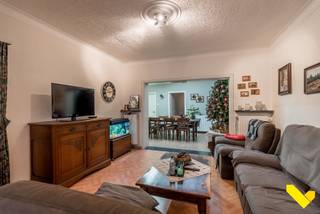 Bent u op zoek naar een woning met enorme mogelijkheden voor wonen en werken? Deze ruime halfopen bebouwing in Heusden-Zolder combineert een comfortabele gezinswoning met een indrukwekkend magazijn, ideaal voor een zelfstandige, hobbyist of als extra opslagruimte.<br /><br />De Woning – Ruimte en Comfort<br />Met een bewoonbare oppervlakte van 222 m² biedt deze woning alle ruimte die een gezin nodig heeft.<br /><br />Gelijkvloers: De woning verwelkomt u met twee lichtrijke zithoeken en een eethoek die aansluit op de keuken. <br />Daarnaast vindt u hier een eerste slaapkamer en een badkamer met inloopdouche, wat de woning uitermate geschikt maakt voor wie gelijkvloers wil wonen.<br />Eerste verdieping: Hier bevinden zich nog eens 3 volwaardige slaapkamers en een praktische bergplaats.<br /><br />Garage &amp; Opslag: Naast de inpandige garage is er extra bergruimte voorzien in de woning zelf.<br />Achteraan de tuin bevindt zich een groot magazijn van maar liefst 140 m². <br />De woning is uitgerust met 2 nieuwe condenserende gasketels, nieuwe ramen en rolluiken.<br /><br />Dit allemaal op een een paar minuutjes van het centrum van Heusden-Zolder, Beringen en de autosnelwegen.<br />Is dit de woning die je zocht? Maak dan snel een afspraak op het nummer 013 66 62 08!!