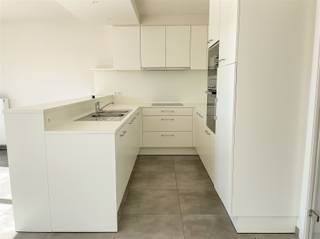 Appartement récent d'une chambre à coucher avec grande terrasse à la gare de Waregem INDELINGVous entrez dans l'appartement par le hall d'entrée avec...