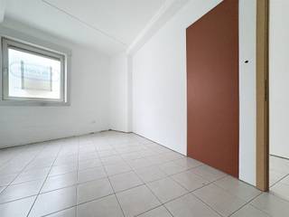 <p><span>Uiterst CENTRAAL gelegen HANDELSPAND (150m²) met uitweg vlakbij de Grote Markt te Roeselare</span></p><p><span> </span></p><p><span>+ 5 verschillende ruimtes (Gyproc muren) die gemakkelijk tot één grote ruimte kunnen gebracht worden </span></p><p><span>+ Opslagruimte met uitweg (Albrecht Rodenbachestraat)</span></p><p><span>+ Apart toilet met wastafel </span></p><p><span>+ Keuken</span></p><p><span>+ Wasplaats</span></p><p><span>+ Bureel</span></p><p><span>+ Zeer lichtrijk </span></p><p><span>+ Huurwaarde 930€/maand</span></p><p><span> </span></p><p><span>Gelegen net naast LAPPERRE en vlakbij de Wallenparking en de Grote Markt. </span></p><p><span> </span></p><p><span>Interesse? Contacteer ons snel!</span></p>