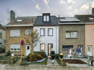INDELING VAN DE WONING<br /><br />GELIJKVLOERS<br /><br />- Inkomhal- Gastentoilet- Leefruimte met open keuken- Trap naar boven- Berging/wasplaats<br />EERSTE VERDIEP<br /><br />- Nachthal- Apart toilet- Badkamer- Technische ruimte- Trap naar 2e verdiep- Slaapkamer1<br />TWEEDE VERDIEP<br /><br />- Slaapkamer 2 en 3<br />FACULTATIEF<br /><br />- Aankoop van een losstaande garage à € 35000<br />Afbeeldingen zijn steeds illustratief en contractueel niet bindend.<br /><br />De koper heeft deels nog inspraak in de stijl en afwerking van de woning voor zover deze zaken niet werden vastgelegd door vergunning of bestelling van materialen.<br /><br />TIP: Hoe sneller U beslist in de bouwfase, des te meer inspraak U heeft in de keuze van materialen en/of afwerking.<br /><br />ECO-uitvoering dat voldoet aan strenge energienormen.<br /><br />- Zonnepanelen- Doorgedreven isolatie- Warmtepomp i.p.v. gas- Vloerverwarming- Ventilatie D- Max. E-peil = 30- Elektriciteitsaansluiting : 3 fasen