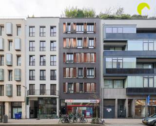In the center of Antwerp, in a side street of De Keyserlei, we find this recent building (2010) with 6 units. You can hardly live more central:...