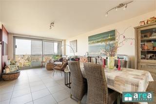 <p><span><span>Bent u op zoek naar een instapklaar en lichtrijk appartement op een centrale locatie? Dan is dit 2-slaapkamerappartement in Mortsel zeker iets voor u! Het appartement (ca. 85 m²) combineert comfort en functionaliteit en is ideaal voor starters, koppels of als investering (momenteel verhuurd). Dankzij de gunstige ligging bevinden winkels, scholen, openbaar vervoer en belangrijke invalswegen zich in de onmiddellijke omgeving.</span></span></p><p><span><span>Grootste troeven:</span></span></p><ul><li><span><span>Lichtrijke leefruimte (ca. 35 m²)</span></span></li><li><span><span>Overdekt terras over volledige breedte</span></span></li><li><span><span>2 volwaardige slaapkamers</span></span></li><li><span><span>Volledig geïnstalleerde open keuken</span></span></li><li><span><span>Praktische berging met aansluitingen</span></span></li><li><span><span>2 fietsstaanplaatsen inbegrepen</span></span></li><li><span><span>Garagebox optioneel ( 30.000)</span></span></li></ul><p><span><span>Indeling:</span></span></p><ul><li><span><span>Inkomhal: Inkomhal met videofoon en ruimte voor vestiaire, aansluitend praktische berging met aansluiting voor wasmachine en droogkast.</span></span></li><li><span><span>Leefruimte: Ruime en lichtrijke woonkamer (ca. 35 m²) met grote schuiframen en toegang tot het overdekte terras. Open, volledig geïnstalleerde keuken.</span></span></li><li><span><span>Nachthal: Toegang tot twee slaapkamers (ca. 9 m² en 13 m²), beide met toegang tot het terras.</span></span></li><li><span><span>Badkamer: Badkamer met dubbele lavabo en meubel.</span></span></li><li><span><span>Toilet: Apart gastentoilet.</span></span></li><li><span><span>Terras: Overdekt terras met noordoostelijke oriëntatie over de volledige breedte van het appartement, ideaal om te ontspannen of gasten te ontvangen.</span></span></li></ul><p><span><span> </span></span></p><p><span><span>Voor meer informatie kan u terecht bij Area Partners: Info@area.be of 03/284.60.60</span></span></p>