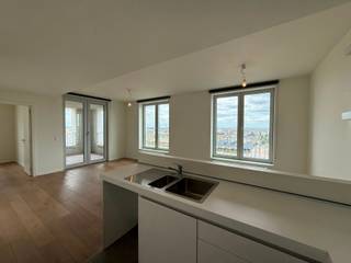 Op een unieke locatie aan de Kattendijkdok-Westkaai ligt dit gezellige appartement met een prachtig zicht op het dok. De lichtrijke leefruimte vormt de perfecte plek om elke dag te genieten van de rust van het water, terwijl de levendige buurt met haar restaurants, winkels en het Eilandje vlakbij ligt.<br /><br />Het appartement beschikt over één comfortabele slaapkamer met een ensuite badkamer, waardoor privacy en gebruiksgemak hand in hand gaan. Bovendien hoef je je nooit zorgen te maken over parkeren dankzij de ondergrondse autostaanplaats die inbegrepen is in de huurprijs en beschik je over een handige private berging voor extra opslagruimte.<br /><br />De vaste gemeenschappelijke kosten bedragen €125 per maand.