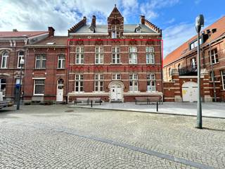 INDIEN U EEN BEZOEK WENST IN TE PLANNEN GELIEVE EEN BEZOEK AAN TE VRAGEN VIA WWW.HILLEWAERE.BE VIA DE RODE KNOP<br /><br />Dit charmante 1-slaapkamerappartement ademt karakter. Denk: herenhuisallures, hoge plafonds, prachtige parketvloeren en een gezellige sfeer waar je je meteen thuis voelt. En dat allemaal op een heerlijke locatie aan een rustig plein, terwijl je op amper enkele minuten wandelen midden in het stadscentrum staat. Best of both worlds dus.<br /><br />Indeling:<br />Het appartement bevindt zich op de eerste verdieping van een authentiek gebouw en werd volledig gerenoveerd met respect voor de charme van weleer, maar mét het comfort van vandaag.<br /><br />Bij het binnenkomen word je verwelkomd in de inkomhal, waar je meteen ook een apart gastentoilet en een handige berging/wasplaats terugvindt.<br /><br />De lichtrijke leefruimte met open keuken baadt dankzij de grote raampartijen in het het licht. De moderne keuken is uitgerust met alles wat je nodig hebt: een inductiekookplaat, dampkap, combi-oven, vaatwasser, spoelbak en handige kolomkast.<br /><br />Via de nachthal bereikt u de ruime slaapkamer met ensuite badkamer. Deze stijlvolle badkamer beschikt over een dubbele wastafel, een spiegel met antidampfunctie en een inloopdouche.<br /><br />Het appartement heeft geen eigen terras, maar de zonnige gemeenschappelijke tuin achteraan maakt dat meer dan goed! Een rustig plekje om even te ontspannen in het groen.<br /><br />Kort samengevat: een appartement met charme, licht en karakter, voor wie graag rustig woont maar toch het stadsleven binnen handbereik wil houden.<br /><br />Bijzonderheden:<br />- Onmiddellijk beschikbaar<br />- Servicekosten: 50 € per maand<br />- Gordijnen en verlichting aanwezig
