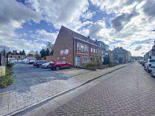 De inrit van het garagecomplex situeert zich via de Bruiloftstraat, een zijstraat van de Brusselsesteenweg. De perfecte verbinding naar R4, E40...