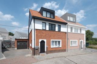 Deze volledig gerenoveerde woning bevindt zich in het rustige Sint-Amands, nabij scholen, winkels en openbaar vervoer. Op wandelafstand vinden we...