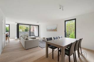 Op de hoek van de Kortrijkstraat en de Harelbeekstraat, vind je residentie Sint-Amandus: een prachtig nieuwbouwproject met 23 appartementen en 2 handelsruimtes. - Reeds 50% verkocht! - Dankzij de centrale ligging vlak bij de markt geniet je hier van alle voorzieningen binnen handbereik – van bakker en slager tot gezellige eetgelegenheden en winkels.<br /><br />De appartementen zijn ruim, licht en afgewerkt met duurzame kwaliteitsmaterialen. Grote raampartijen zorgen voor overvloedig daglicht en geven uit op een prachtige, groene binnentuin. De zonnige terrassen (tot wel 36 m²) bieden een heerlijke plek om te ontspannen met zicht op deze oase van rust.<br /><br /><br />Enkele sterke troeven:<br />- afwerking volledig naar eigen smaak en voorkeur<br />- energiezuinig en duurzaam<br />- mogelijkheid tot aankoop van een ondergrondse autostaanplaats met laadpunt<br />- winkels en faciliteiten op wandelafstand<br />- prachtige binnentuin als groene long<br /><br />✨ Bovendien kan je bij aankoop van dit appartement genieten van het verlaagde btw-tarief van 6% – een unieke kans om betaalbaar te investeren in kwalitatief wonen!<br /><br />Reserveer nu één van de laatste plaatsen:<br />📞 Guido – 0475 70 36 19