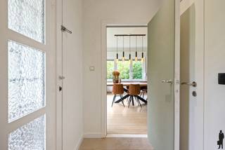<strong>Charmante laagbouwwoning midden in het groen</strong> op <strong>zéér gegeerde locatie te Heide</strong>. Op wandelafstand van het <strong>centrum van Heide</strong>, winkels, station en scholen. <br /><br /><strong>Indeling:</strong><br />-een inkomhal met gastentoilet<br />-een zéér lichtrijke, ruime leefruimte met schouw en <strong>met zicht op de tuin</strong><br />-goed onderhouden keuken met een deur naar de tuin, ruime opbergkast en met<strong> zicht op de tuin</strong><br />-<strong>2 ruime slaapkamers<br /></strong>-een badkamer met bad, toilet, lavabo en aansluitingen voor wasmachine en droogkast hier werd recentelijk een nieuwe vloer gelegd en een nieuw meubel geplaatst.<br />-een kruipzolder met luik <br /><br /><strong>Prachtige tuin</strong> met <strong>veel privacy, een terras op het noorden en het zuiden</strong> en een garage.<br /><strong><br />Bijzonderheden:</strong><br />-<strong>nieuwe cv ketel</strong> van Vaillant (2019)<br />-<strong>glas vervangen</strong><br />-rolluiken<br />-<strong>geïsoleerde</strong> zoldervloer<br />-ruime<strong> kelder </strong>(ca.25m²) met aansluiting voor wasmachine en droogkast<br />-buitenkraantje<br />-<strong>conform EK attest </strong>(nieuwe elektriciteitskast)