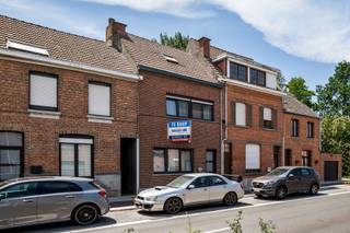 Bij het binnenkomen ontdekt u een gezellige leefruimte die overgaat in de grote leefkeuken (dak aanbouw te vernieuwen/herstellen). Achter de keuken bevindt zich de stook- ,en wasplaats.
Op de bovenverdieping bevinden zich momenteel één volwaardige slaapkamer en één ingerichte badkamer. De zolder is reeds voorzien van dakisolatie en kan mits een aanpassing perfect omgevormd worden tot twee slaapkamers.
Buiten is het heerlijk vertoeven in de onderhoudsvriendelijke stadstuin, een rustige plek om te ontspannen na een drukke dag. Tot slot beschikt de woning over een uiterst praktische garage met achteruitgang, een zeldzame en zeer gegeerde troef in deze omgeving!
De grootste troeven op een rij:
Direct energiecomfort: Overal uitgerust met dubbel glas en de daken zijn reeds volledig geïsoleerd.
Flexibele indeling: 2 ruime slaapkamers met de mogelijkheid om uit te breiden naar 3 slaapkamers op de zolder.
Extra bergruimte. Kelder aanwezig.
Buitenruimte & Parkeren: Gezellige stadstuin én een eigen garage met een handige achteruitgang.
Toplocatie: Gelegen in Niel, op wandelafstand van scholen, winkels en het openbaar vervoer (bus en trein). Uitstekende verbinding met de A12 en E19 richting Antwerpen, Mechelen en Brussel. Natuurliefhebbers staan bovendien zo aan de oevers van de Rupel.