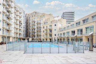 Dit appartement heeft om te beginnen een heel toffe ligging! Om de hoek van de zee én dicht bij het centrum... Wat kan u meer verlangen van de ligging van een appartement in Oostende?<br /><br />Het terras achteraan geeft uit op het gemeenschappelijke buitenzwembad, het terras vooraan aan de living is zuidgericht: we kunnen bijgevolg zowel 's ochtends, 's middags als 's avonds genieten van  de zon!<br /><br />U las het goed; de residentie Zeezicht beschikt over een buitenzwembad wat de zomers in België een extra vakantiegevoel geeft ! <br /><br />Verder is er de mogelijkheid tot aankoop van een garage in het gebouw zelf en een kelderberging is reeds inbegrepen.<br /><br />EPC: 206.