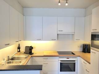Cet appartement spacieux de 2 chambres est situé au 6e étage de la résidence Gauquié, dans le centre d'Oostduinkerke-Bad, à proximité de la digue et des commerces.<br />Cet appartement meublé comprend un salon avec une cuisine entièrement équipée donnant sur le balcon avec vue sur la mer, un débarras, des toilettes, une salle de bains avec baignoire et douche, deux chambres spacieuses donnant sur la terrasse arrière, une salle d'eau et une place de parking souterraine. Loyer : 1 000 € + 150 € de charges de copropriété (eau et chauffage au sol)<br />Disponible à partir du 01/10/2026.