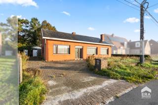 Ben je op zoek naar een woning die je volledig naar eigen smaak kan inrichten en waar je jouw woonideeën tot leven kan brengen? Dan is deze te renoveren woning, gelegen te Soef 129 in Balen, misschien wel iets voor jou!<br /><br />De woning beschikt momenteel over 3 slaapkamers en biedt dankzij de mogelijkheid om de bovenverdieping verder uit te breiden, interessante perspectieven voor wie op zoek is naar extra ruimte. Met de nodige renovatiewerken kan je hier een thuis creëren die volledig aansluit bij jouw wensen en behoeften.<br /><br />Een absolute troef is het ruime perceel van maar liefst 2.854 m², waar je kan genieten van een prachtig groene omgeving. <br /><br />De woning is gelegen in Balen, een aangename gemeente waar je kan genieten van een combinatie van groen, rust en de nodige voorzieningen. Winkels, scholen en andere dagelijkse faciliteiten zijn in de gemeente terug te vinden. Ook voor wie graag wandelt of fietst, biedt de omgeving tal van mogelijkheden om eropuit te trekken.<br /><br /><strong>Troeven:</strong>
<ul><li>Ruim perceel van maar liefst 2.854 m²</li><li>Prachtig groene omgeving</li><li>Te renoveren woning met tal van mogelijkheden</li><li>3 slaapkamers met mogelijkheid tot meer door uitbreiding van de bovenverdieping</li><li>Gelegen in de groene gemeente Balen</li></ul>
<br /><br />Ben je op zoek naar een renovatieproject met potentieel, een ruime groene omgeving en mogelijkheden om jouw eigen woonideeën te realiseren? Dan is deze woning zeker een bezoek waard!