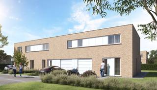 Droom je van een gloednieuwe woning waar je meteen kan intrekken, zonder zorgen? In het charmante Langemark-Poelkapelle, tussen de Zonnebekestraat en Blikstraat, wacht jouw nieuwe thuis op je. Gelegen nabij winkels, scholen en openbaar vervoer woon je hier niet alleen rustig, maar ook bijzonder praktisch.<br /><br />Deze moderne nieuwbouwwoning (lot 20) combineert comfort, ruimte en een warme, landelijke ligging. Binnenkomen doe je via een uitnodigende inkomhal die je leidt naar een lichtrijke woon- en eetruimte – de ideale plek om samen te genieten van elk moment. De open keuken vormt het hart van de woning en kan volledig naar jouw smaak worden ingericht. Daarnaast is er een praktische berging en een garage voor extra gemak. Op de bovenverdieping vind je drie volwaardige slaapkamers en een stijlvolle badkamer, perfect afgestemd op hedendaags wooncomfort.<br /><br />Het leukste? Alles is voor jou afgewerkt tot in de puntjes, zodat jij enkel nog hoeft te verhuizen en te genieten.<br /><br />Een instapklare nieuwbouwwoning, volledig afgewerkt naar jouw wensen, op een topligging… Dat is wonen zoals het hoort. Benieuwd? Neem vandaag nog contact op en ontdek jouw toekomstige thuis.<br /><br />EPB: woning in aanbouw<br /><br />Benieuwd? Contacteer ons voor meer info.<br /><br />Deze prijs is exclusief kosten notaris, registratierechten en BTW
