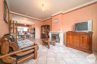 Achter deze bescheiden gevel schuilt een ruime en goed onderhouden woning met tal van mogelijkheden. De woning werd steeds met zorg bewoond en...