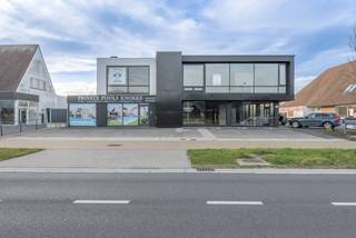 Commercieel gebouw gelegen op de Natienlaan te Knokke, een toplocatie met veel visibiliteit en passage. Het handelspand en/of kantoorruimte is verdeeld over twee verdiepingen: gelijkvloers en de volledige eerste verdieping. Bruikbare vloeroppervlakte 313 m². <br /><br />Een verzorgd pand/showroom met veel raampartijen en parkeerplaats op het eigen terrein. Gelegen op de drukste toegangsweg om Knokke in een uit te rijden. De aanwezigheid van de naastliggende "Action" zorgt bovendien voor een constante toestroom van klanten. Parkeergelegenheid op het eigen terrein voor het gebouw. In de directe omgeving ook bijkomende parkeermogelijkheden. Beschikbaar vanaf 1 januari 2026. <br /><br />Het pand is te bezichtigen na afspraak met Willem Cauwels op tel 050.89.27.70.