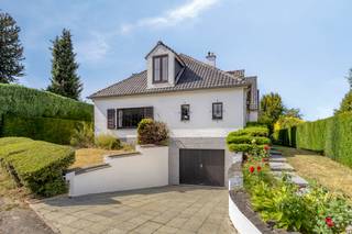 <p>Aan het einde van een rustige en doodlopende straat, in een aangename en residentiële buurt van Dilbeek, bevindt zich deze ruime villa. </p><p>De woning wordt omringd door een aangename en wel-nderhouden tuin, waardoor u hier volop geniet van privacy en groen.</p><p> </p><p>Langsheen de statige hall zijn verschillende ruimtes te betreden waaronder apart bureel, vestiaire, keuken en de grote leefruimte. </p><p> </p><p>De bijzonder ruime leefruimte (+-65m²) in L-vorm biedt plaats aan zowel een gezellige zithoek, salon en eetplaats. De open haard zorgt voor een warme en authentieke uitstraling. De keuken is apart gelegen, naast de leefruimte.</p><p> </p><p>Dankzij de rechtstreekse toegang tot de tuin geniet u bovendien van een aangename verbinding tussen binnen en buiten langs zowel achter- als zijgevels. </p><p> </p><p>Op de eerste verdieping bevinden zich vier slaapkamers, waarvan twee onderling met elkaar verbonden zijn. Daarnaast is er een extra zolderruimte die perfect kan worden ingericht als dressing of extra berghoek. Een badkamer en een afzonderlijk toilet vervolledigen de voorzieningen op deze verdieping.</p><p> </p><p>Voorts is er een inpandige garage met kelder/techniekenhoek te ontdekken. <br /><br />Mits actualisatie/renovatiewerken is deze veelzijde eigendom uiterst geschikt voor liefhebbers van rustig wonen, groen nabij en een praktische uitvalsbasis.</p><p> </p><p>De Violettengaarde is gelegen in de nabijheid van openbaar vervoer, het station van Dilbeek, invalswegen en met een kleuterschool op wandelafstand.</p><p> </p><p>De villa geniet van een rustige en residentiële ligging, terwijl het openbaar vervoer, het station van Dilbeek, winkels en andere voorzieningen vlot bereikbaar zijn.</p><p>Een ruime en karaktervolle gezinswoning met een aangename tuin, gelegen in alle rust en toch dichtbij alles wat u nodig heeft. Mits de nodige renovatiewerken biedt deze woning bovendien heel wat potentieel. Een bezoek is zeker de moeite waard!</p>