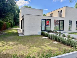 Aan de groene rand van Houthulst, op een uitzonderlijke locatie vlak bij het bos, vind je deze laatste luxueuze nieuwbouwvilla – een zeldzame...