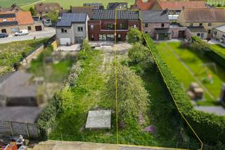 Deze ruime nieuwbouwwoning is met zijn mooi perceel grond van 431 m² op slechts enkele minuten van de autosnelweg en Middelkerke gelegen te Slijpe. In de nabije ligging kan men genieten van allerhande lokale winkeltjes, scholen, openbaar vervoer en tal van wandel- en fietsroutes. De woning beschikt op het gelijkvloers over een inkom met apart gastentoilet, een ruime leefruimte met open, ingerichte keuken, een ruime wasberging en een inpandige garage met sectionale poort. Op de verdieping beschikt de woning over 3 ruime slaapkamers, een dressingkamer en een ingerichte badkamer met lavabo, ligbad en douche. Tevens beschikt de woning over een zuidgerichte achtertuin en een ruime zolder die men in kan richten als extra slaapkamer(s) De woning bevindt zich op heden nog in ruwbouwfase. Alle verdere afwerkingen kunnen in samenspraak met de eigenaar verder afgehandeld worden! Mogelijkheid tot aankoop onder 6% BTW indien voldaan aan de gekende voorwaarden! Contacteer ons snel voor meer info! EPB: E-peil max 26 ~ Vg, Wglk, Gmo, Gvkr, Gvv ~ Ref MI23653.