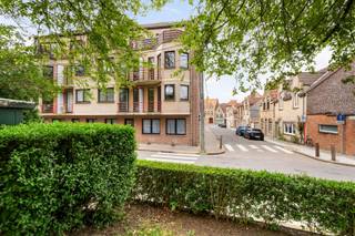 In het centrum van Diksmuide, aan de rand van het prachtige stadspark treffen we dit éénslaapkamer appartement in residentie Maureen. De eigendom...