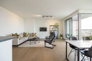 Modern appartement met twee slaapkamers en inpandig terras met zicht op het MAS in de iconische 'London Tower' op 't Eilandje! <br /><br />Het appartement gelegen op de twintigste verdieping bereikbaar met de lift heeft volgende indeling: via de inkomhal betreedt men de lichtrijke leefruimte op parket vloeren met een volledig geïnstalleerde open keuken voorzien toestellen.<br /><br />Via de leefruimte heeft men toegang tot het zonnige zuid-west gerichte terras (ca. 4m2) met panoramisch uitzicht over de stad, het MAS en de Schelde.<br /><br />Via de hal bereikt men een eerste slaapkamer (12m2), een tweede slaapkamer (11m2) en een badkamer voorzien van een ruime moderne inloopdouche met regendouchekop en een dubbele lavabo, een apart toilet en een berging voorzien van aansluitingen voor wasmachine en droogkast. <br /><br />Ten slotte is er nog een privatieve kelderberging mee inbegrepen.<br /><br />Inpandige autostaanplaats bereikbaar met de lift bij aan te kopen aan 45.000 Euro. <br /><br />Belangrijkste troeven:<br /><br />- Iconische residentie 'London Tower'<br />- Zeer energiezuinig (EPC label A)<br />- Ruim inpandig terras met panoramisch uitzicht<br />- Modern appartement met hoogwaardige afwerking <br /><br />90m2 bewoonbare oppervlakte cfr EPC.<br /><br />Wenst u een bezoek of meer informatie? Dan kan u ons steeds contacteren via info@dvarealestate.be of via 03/297.00.00.