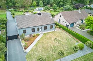 Instapklare gelijkvloerse woning op 24 are – rust, ruimte en privacy nabij centrum Leopoldsburg Op een uitzonderlijk ruim perceel van maar liefst...