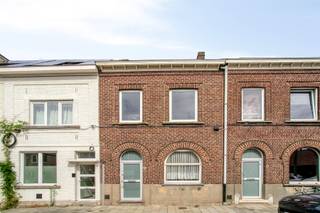 <p><span>Deze naar eigen smaak te renoveren woning is zeer centraal en gunstig gelegen, vlak bij het groengebied Gentbrugse Meersen.</span></p><p><span>In de dichte nabijheid van winkels, scholen, speelvoorziening voor kinderen,...</span></p><p><span>INDELING</span><span><br /><br />Gelijkvloers: inkomhal met berging onder de trap, leefruimte met zit -en eetplaats, keuken, wasplaats, badkamer<br />1ste verdieping: 3 slaapkamers, overloop<br />2de verdieping: zolder, te bereiken via vaste trap!<br />Tuin met terras</span></p><p><span>TROEVEN</span></p><p><span>Te renoveren naar eigen smaak en inrichting<br />Onmiddellijk vrij bij akte<br />Aangename tuin<br />Ruime zolder biedt heel wat uitbreidingsmogelijkheden<br />Dak is reeds gerenoveerd </span></p><p><span>INFO</span><span><br /><br />Verwarming op aardgas - geen CV<br />EPC: label 4, 422 kWh/m²<br />Stedenbouw: Vg - Wg - Gmo - Gvkr - Gvv<br />Watertoets: perceelscore C, gebouwscore A</span></p><p><span>De vermelde bewoonbare oppervlakte is de bruto oppervlakte zoals vermeld in het EPC-attest</span></p><p><span>Meer informatie? <br />Contacteer Emely: 0499/ 33 68 85 of emely@heritagevastgoed.be</span></p><p><span> </span></p>