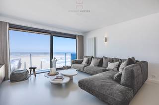 Instapklaar en grondig gerenoveerd vakantie-appartement op een uitstekende ligging op de Zeedijk aan de Blue Buddha Beach in Duinbergen...