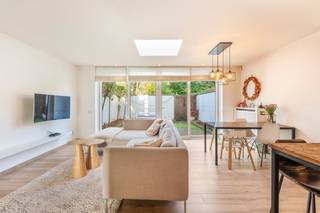 Op de Lage Kaart, een gegeerde locatie in Brasschaat, bevindt zich deze energiezuinige en instapklare rijwoning uit 2015. De ligging is ideaal...