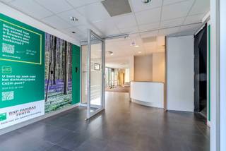 <p>In het centrum van <strong>Balen</strong> bevindt zich dit veelzijdige handelspand met een totale handels- en kantooroppervlakte van maar liefst <strong>491 m²</strong>, aangevuld met een bovenliggend appartement van <strong>123 m²</strong>. Het pand was voorheen ingericht als bankkantoor en biedt vandaag tal van mogelijkheden voor ondernemers, vrije beroepen, kantoorfuncties of een combinatie van handel en verhuur.</p>
<p><strong><u>Gelijkvloers</u></strong>:</p>
<p>De <strong>gelijkvloerse handelsruimte</strong> geniet van veel natuurlijke lichtinval en beschikt over een aangename <strong>patio</strong>, wat zorgt voor een open en lichtrijk gevoel. De ruimte is praktisch ingericht met onder meer aparte toiletten, een kitchenette en de nodige voorzieningen zoals een kluis/branddeur. Achteraan het gebouw is er bovendien ruime parkeergelegenheid, wat een belangrijke troef vormt voor klanten, medewerkers of bewoners.</p>
<p><strong><u>1<sup>e</sup> verdieping:</u></strong></p>
<p>Op de 1e verdieping bevinden zich bijkomende <strong>kantoorruimtes</strong>. Deze verdieping beschikt eveneens over een mooi terras, ideaal als buitenruimte voor personeel of gebruikers van het pand. Doorheen het gebouw zijn airco’s voorzien, wat het comfort in zowel de handels- als kantoorruimtes verhoogt.<br /><br /><strong>Deze verdieping is eveneens vergund als appartement! </strong></p>
<p><strong><u>2<sup>e</sup> verdieping:</u></strong></p>
<p>Boven de handels- en kantoorruimtes bevindt zich een <strong>appartement van 123 m²</strong>. Dit appartement bestaat uit een leefruimte met keuken, één tot twee slaapkamers en een badkamer met bad en wastafel. Het appartement is momenteel <strong>verhuurd</strong>, wat zorgt voor een <strong>onmiddellijke huuropbrengst</strong>.</p>
<p><strong><u>Bijzonderheden:<br /><br /></u></strong>Er is nog een <strong>kelderverdieping </strong>waar zich het huidig archief en kofferzaal bevindt.</p>
<p>Een bijkomende grote troef is de ruime parkeercapaciteit: het pand beschikt over <strong>15 autostaanplaatsen</strong> en <strong>2 garageboxen</strong>.</p>
<p>Ook op energetisch en technisch vlak scoort dit pand goed. De handels- en kantoorruimtes beschikken over een <strong>energielabel B</strong>, terwijl het bovenliggende appartement een <strong>energielabel C</strong> heeft. De asbestattesten zijn gunstig: het pand is <strong>asbestveilig</strong>, maar mogelijk niet volledig asbestvrij.<br /><br /></p>
<p><strong><em>Kortom, dit is een interessante eigendom voor wie op zoek is naar een ruim en multifunctioneel pand op een centrale ligging, met commerciële mogelijkheden, kantoorruimte, parkeergelegenheid én een verhuurd appartement als extra opbrengst.</em></strong></p>