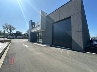 Gloednieuwe KMO-unit een oppervlakte van 331 m² in combinatie met 190 m² kantoren / appartement te koop. Uitstekend gelegen langs de...