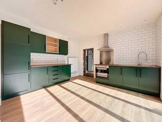 Gerenoveerde woning met naastliggende garage in het centrum, vlakbij de winkels, het park en het station. Indeling:Inkom; woon- en eetkamer op...