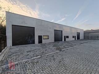 Nieuwbouw KMO-unit met een oppervlakte van 487 m² te koop langs de Hoogledestraat te Kortemark.De casco opslagruimte opgebouwd uit een...