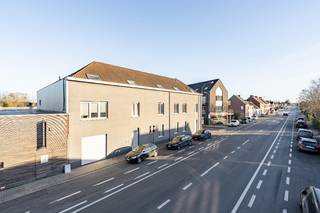 Ideaal investeringspand gelegen in de Ingelmunster, Kortrijkstraat 55 bestaande uit4 duplex appartementen/ 11 afgesloten garages (enkele dubbele...