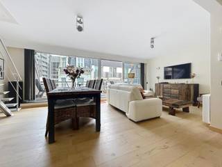 Energiezuinig duplexappartement op een steenworp van de zeedijk en op wandelafstand van winkels, horeca en openbaar vervoer. De indeling omvat...