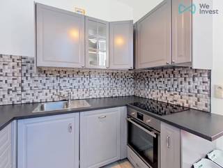 Info &amp; bezoeken: bruxelles.ouest@weinvest.be of 02 315 77 22<br /><br />We Invest biedt exclusief dit appartement met twee slaapkamers aan, gelegen op de 2de verdieping van een klein gebouw zonder lift in Ganshoren.<br /><br />Met een oppervlakte van 80 m² bestaat het uit twee slaapkamers, een woonkamer, een eetkamer, een volledig uitgeruste keuken, een douchekamer met wasruimte, een balkon aan de achterzijde en een kelder. EPC: D (162 kWh/m².jaar, CO₂: 39).<br /><br />Het appartement ligt dicht bij scholen, winkels en openbaar vervoer, en biedt een gemakkelijke toegang tot de belangrijkste invalswegen naar het centrum van Brussel of de Ring.<br /><br />Deze woning is een unieke kans en is beschikbaar vanaf 3 juli 2026.<br /><br />Huurprijs: € 995 per maand<br /><br />Lasten: € 150 per maand<br /><br />Neem contact met ons op om een bezoek te plannen! Mis al onze exclusieve aanbiedingen niet op onze website: WWW.WEINVEST.BE