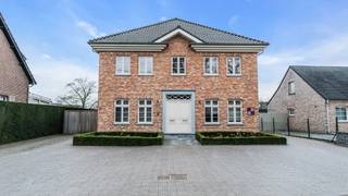 Welkom op het Brammertstraatje 17 bus 1 in Dilsen-Stokkem.<br /><br />Gelegen op een goed zichtbare en rustige locatie, treffen we dit modern kantoor/bureel.<br /><br />Dit kantoor beschikt over een oppervlakte van 194 m², verdeeld over twee verdiepen.<br />Het kantoor is volledig bemeubeld en voorzien van inbouwkasten, burelen, etc...<br />Daarenboven is het kantoor zeer energiezuinig (A label).<br />Op het gelijkvloers beschikt u over voldoende parkeergelegenheden.<br /><br />Indeling van het kantoor <br /><br />1ste verdieping:<br />- Bureau 1 : <br />- Bureau 2: <br />- Bureau 3: <br />- Vergaderzaal: <br />- Keuken: <br />- Opslagruimte : <br />- Toilet: <br />- Receptie:  <br />- Wachtruimte: <br /><br />2de verdieping:<br />- Kantoorruimte<br /><br />Enkele bijzonderheden:<br />+ Gunste energiescore (A label)<br />+ Voldoende parkeergelegenheden<br />+ Bemeubeld (indien gewenst)<br />+ Rustige locatie<br />+ Aanwezigheid van airco<br />+ Bijzonder veel lichtinval<br /><br />Financiële info:<br />- Maandelijkse huur: 1650 euro<br />- Waarborg: 4950 euro (3 maanden)<br />- Nutsvoorzieningen van water, stroom en gas: apart te betalen<br /><br />Het grondplan kan u in bijlage downloaden.<br /><br />Wenst u een bezoek of meer informatie?<br />Gelieve uw aanvraag via e-mail te sturen naar info@frerevastgoed.be