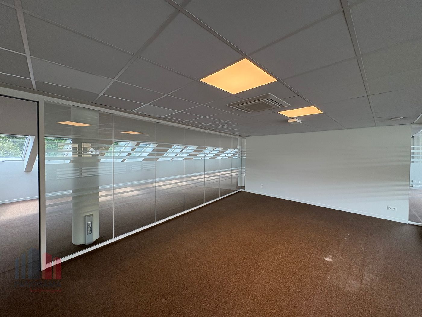 345 m² kantoor/showroom op toplocatie in Sint-Martens-Latem. - foto 4