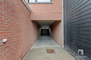 <p><span>NIEUWE VOORWAARDEN!!</span></p><p><span>MAAK EEN AFSPRAAK VOOR BEZICHTIGING!!</span></p><p><span> </span></p><p><span>Deze zeer ruime gezinswoning (bouwjaar 1981) met dubbele inpandige garage is ideaal gelegen in het centrum van Halen, op Raubrandplein 10. </span></p><p><span>Een topligging voor wie graag alles dichtbij heeft: winkels, scholen, openbaar vervoer en dagelijkse voorzieningen bevinden zich op wandelafstand. </span></p><p><span>Bovendien geniet u hier van een uitstekende ontsluiting richting omliggende gemeenten en belangrijke invalswegen, handig voor woon-werkverkeer én gezinsleven.<br />De tuin is op maat van de woning en perfect te onderhouden.</span></p><p><span><br />Binnenin verrast de woning met haar royale volumes en een indeling die perfect aansluit bij hedendaags wonen. </span></p><p><span>Met 4 volwaardige slaapkamers is er ruimte in overvloed voor een groter gezin, thuiswerkplek, hobbykamer of logeerruimte. </span></p><p><span>De leefruimtes bieden een solide basis om een warme thuis te creëren, waarbij licht en ruimte de toon zetten.<br /><br />De electriciteit is conform. De woning beschikt over een EPC-label D. Wie op zoek is naar een eigendom met potentieel, vindt hier een sterke opportuniteit: de woning dient opgefrist te worden, maar biedt net daardoor de kans om volledig naar eigen smaak en stijl te renoveren. Denk aan een hedendaagse keuken, een frisse badkamer, nieuwe afwerkingen en u maakt van deze woning een echte parel op een centrale locatie.</span></p><p><span><br />Buiten geniet u van de voordelen van wonen in het centrum, met alle comfort van een ruime woning en praktische parkeermogelijkheden dankzij de dubbele garage.<br /><br />Kortom: ruimte, ligging en mogelijkheden komen hier perfect samen. Bent u klaar om van Raubrandplein 10 uw nieuwe thuis te maken? </span></p><p><span>Neem vandaag nog contact op voor een bezoek en ontdek het potentieel ter plaatse.</span></p><p><span> </span></p><p><span>Interesse? Bel Immo Diest 013 31 25 22 of mail <span>info@immodiest.be</span></span><span>.</span><span><br /></span><span>Rechtstreeks: Jan 0498 52 64 52 <span>jan.vanonckelen@immodiest.be</span></span><span>.</span><span> </span></p><p><span>Meer aanbod: <span>https://immodiest.be/te-koop</span></span></p><p><span><br /></span><span> </span></p>