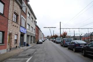 OVERDEKTE EN AFGESLOTEN AUTOSTAANPLAATS IN VERNIEUWDE HANGAR 1100m2. Op slechts 300m van het Station van Geraardsbergen : een oplossing om jouw...