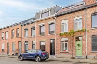 Deze prachtige gerenoveerde woning is gelegen in een fantastische buurt in Mechelen, vlakbij het centrum, op- en afritten van de autostrade en het centraal station. De woning is instapklaar en beschikt over een ruime open leefruimte met prachtige- en volledig uitgeruste keuken. Aansluitend een ruim terras met tuin en tuinhuis. De badkamer bevindt zich op de eerste verdieping, waar ook een ruime eerste slaapkamer aanwezig is. De zolderverdieping is volledig afgewerkt met vaste trap. Hier is momenteel één grote kamer ondergebracht, maar hier is een mogelijkheid voorzien om vlot twee slaapkamers te maken zonder veel extra werk. Het huis is gerenoveerd met degelijke materialen, zo zijn een natuurstenen werkblad in de keuken, een blokdeur in de inkomhal slechts enkele extra troeven die deze woning onderscheiden van de rest. Plan je bezoek in via onze website en kom dit pareltje ontdekken!